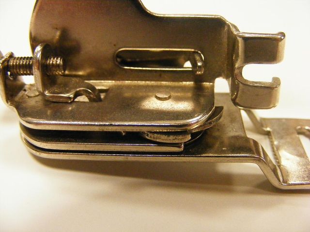 SINGER | Gathering Presser Foot for Low-Shank Sewing Machines,  Simutaneously Trims & Hems Edges, Zig-Zag and Over-Edge Stitches - Sewing  Made Easy