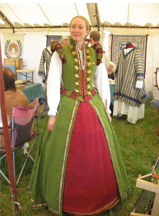 Tudor Linen Gown - Threads