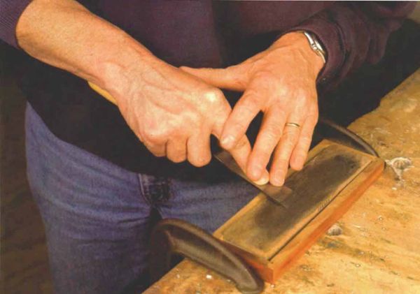 Hand Sharpening Made Simple - Woodcarving Illustrated