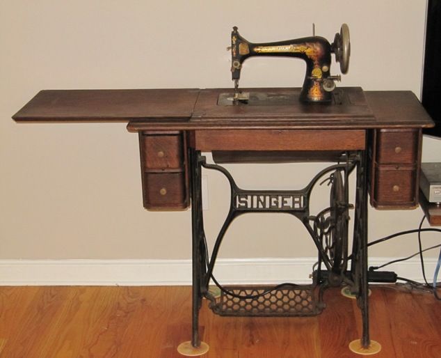 OLD SEWING MACHINE. 