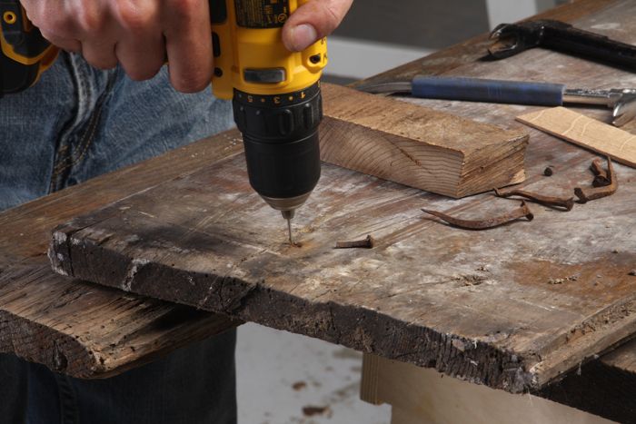 Tool to remove nails from deals wood