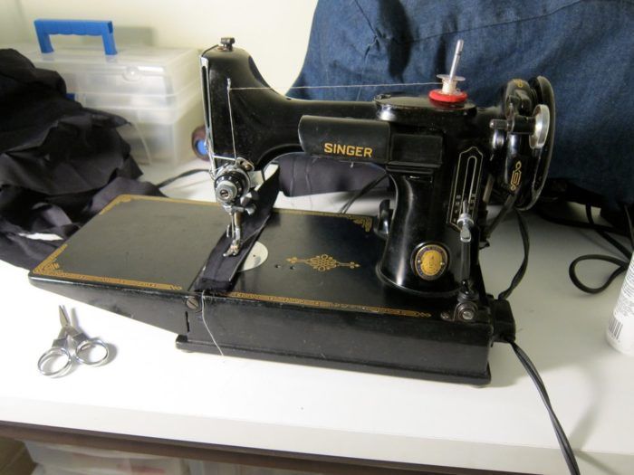 Antique-Singer-Sewing-Machine-In-Case