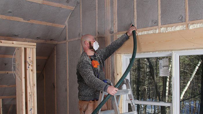 The Differences Between Cellulose and Fiberglass Insulation 