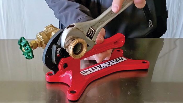 Mobile bench outlet vise