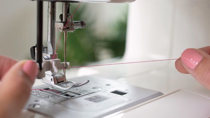 How to use the Automatic Needle Threader - SINGER®