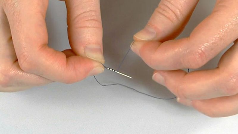 How to Tie a Knot in Thread Using a Quilter's Knot - Easy Sewing For  Beginners