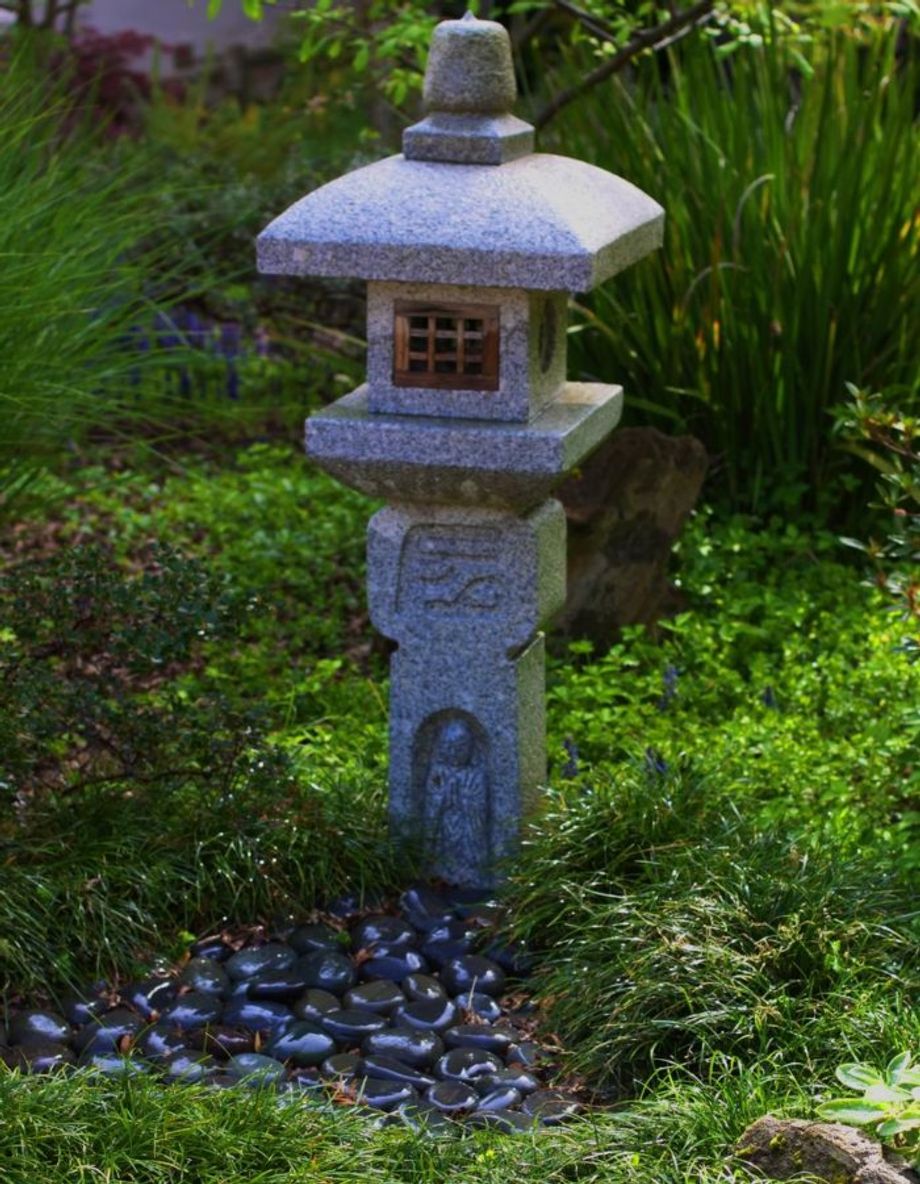 Японский садовый фонарь. Фонарь Юкими Торо. Фонарь Орибе Торо. Фонарь Юкими Торо в саду. Японский фонарь Юкими Торо.